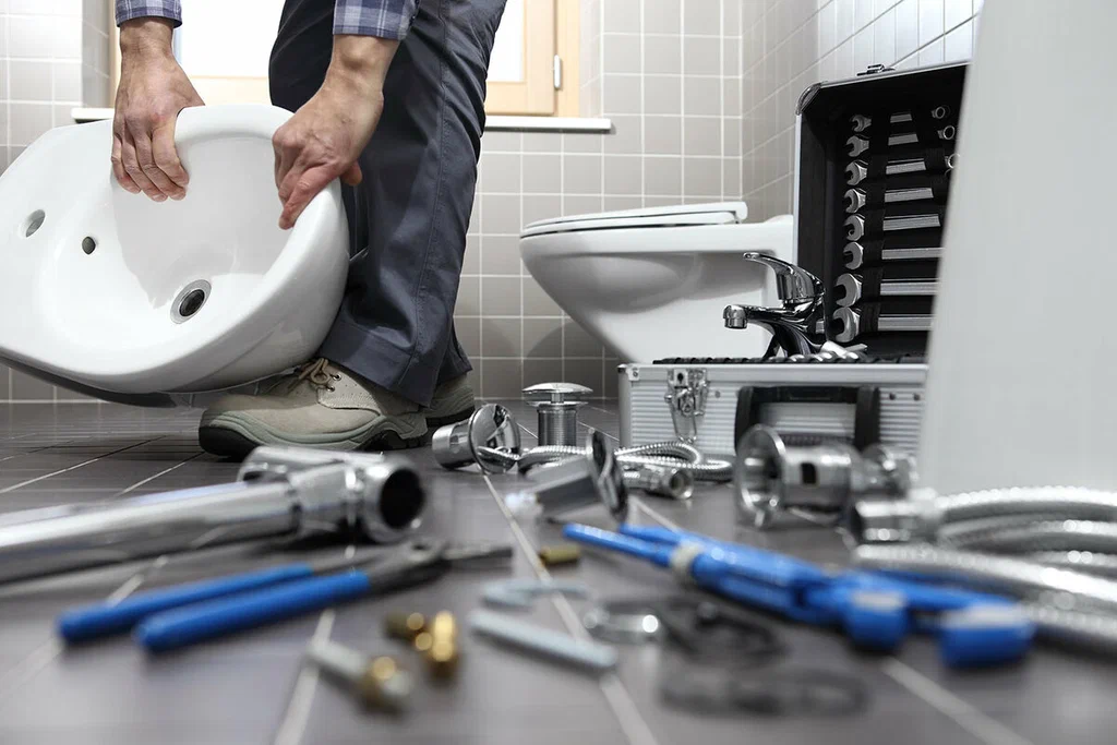 Plumbing tools prepared for a bathroom repair in Miami